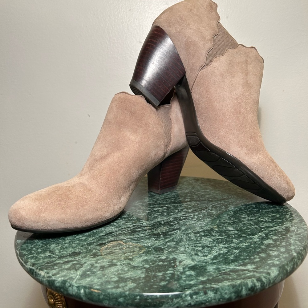 Women's shoes Vaneli brand. Stable platform with stretch elastic.Size 8. $45.